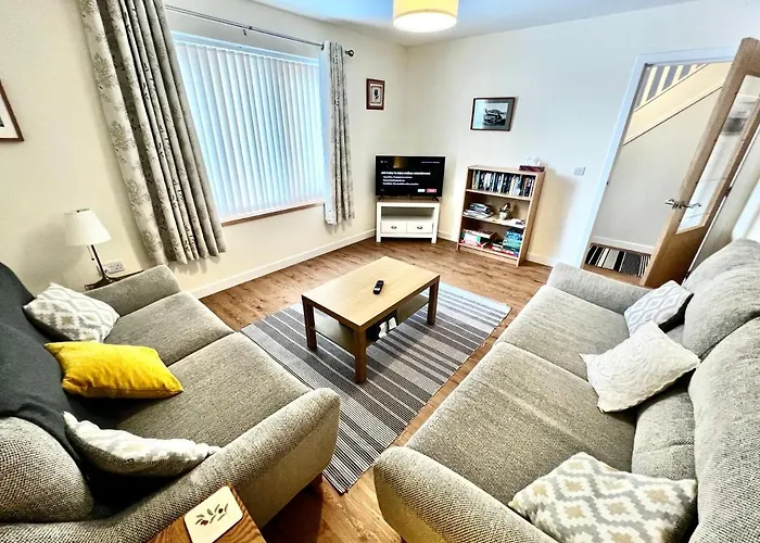 Central Spacious 2 Bed 2 Bath, Free Wifi & Parking, Park View