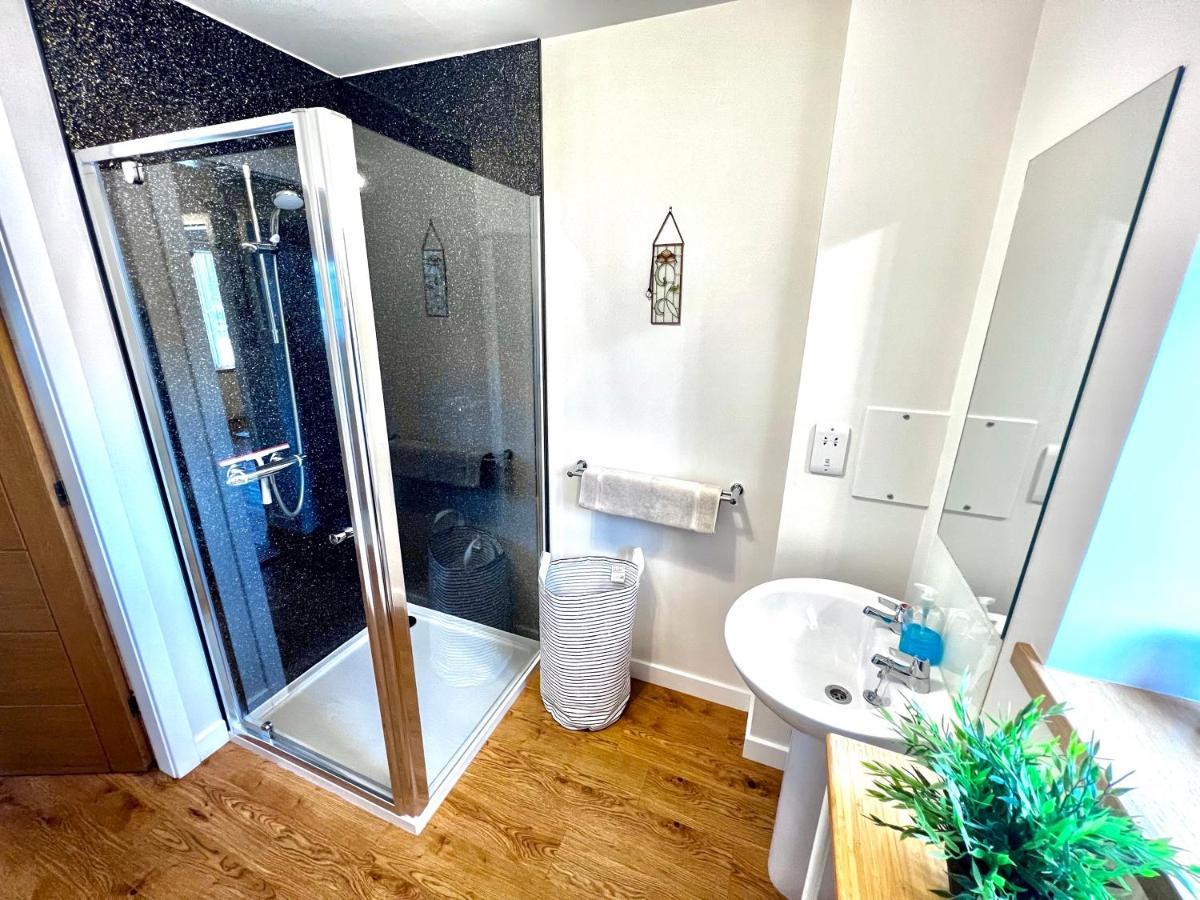 Spacious 2 Bed 2 Bath, Free Wifi & Parking, Park View *