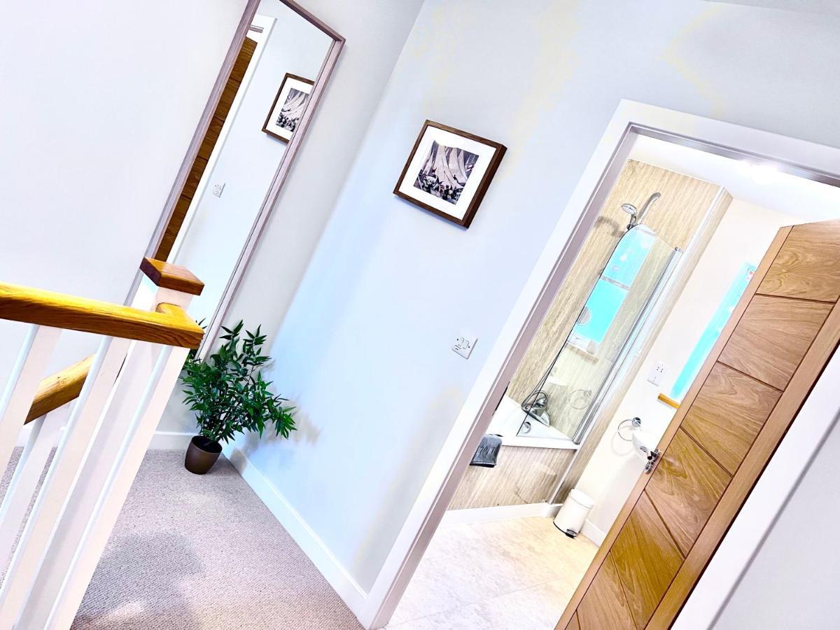 Spacious 2 Bed 2 Bath, Free Wifi & Parking, Park View